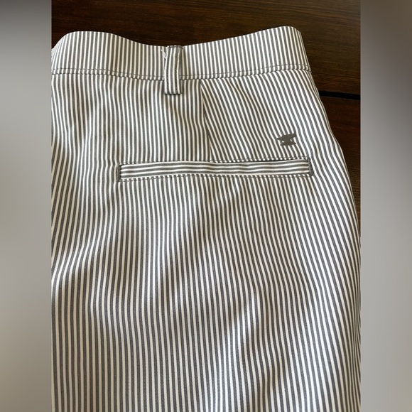 Men’s lightweight golf shorts, gray/white striped, with pockets. Size 38. EUC! - Picture 5 of 11
